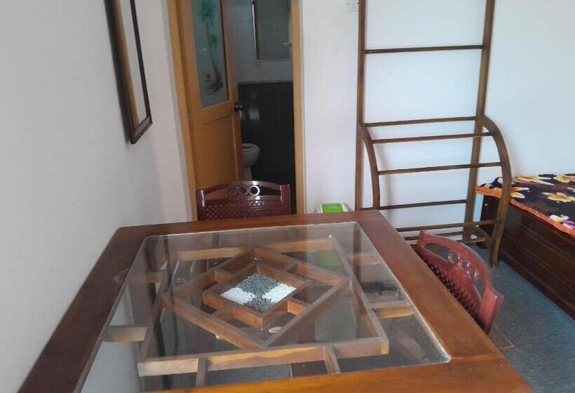 اتاق خانوادگی, Creek View Inn