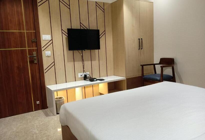 带大床的高级房间, Suvarnam Residency