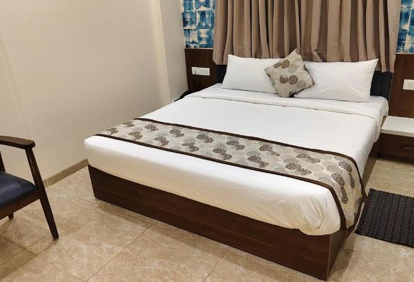 带大床的高级房间, Suvarnam Residency