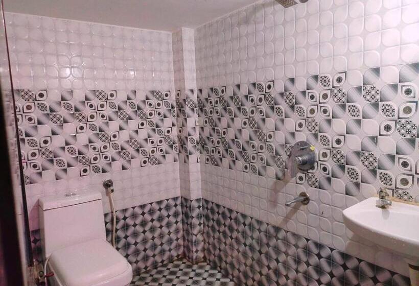 اتاق کلاسیک سه تخته, Oyo Hotel Mayansh