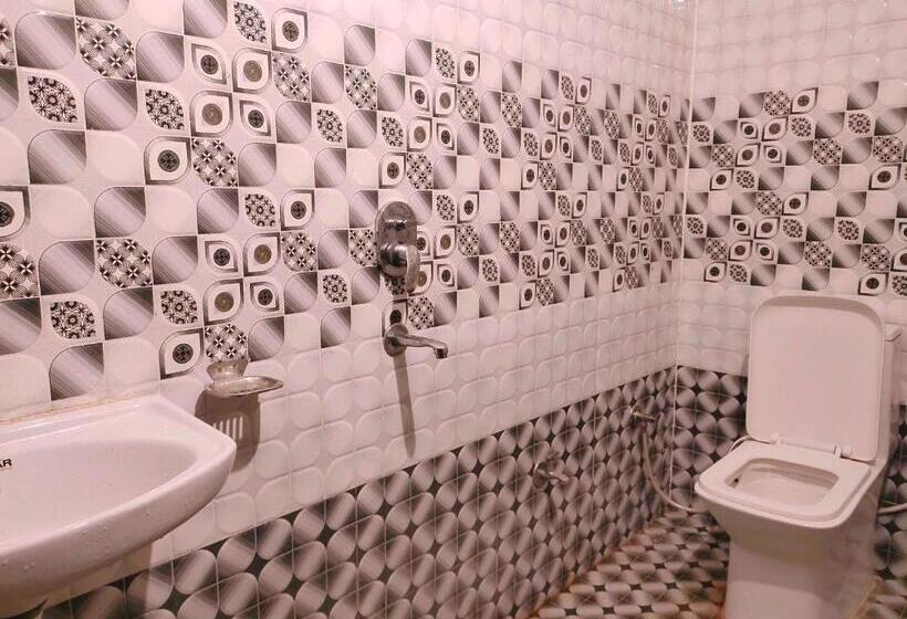 اتاق کلاسیک سه تخته, Oyo Hotel Mayansh