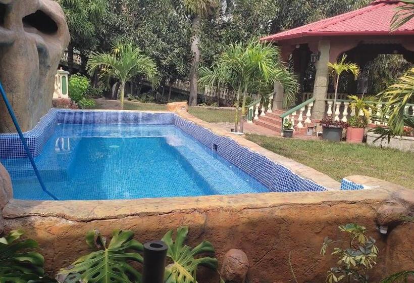 اتاق خانوادگی با چشم‌انداز باغ, El Castillo De Piedra