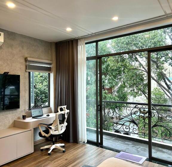 اتاق خانوادگی, Khánh Nguyễn Luxury Apartment, Balcony Street View, Large Bathtub