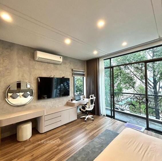 اتاق خانوادگی, Khánh Nguyễn Luxury Apartment, Balcony Street View, Large Bathtub
