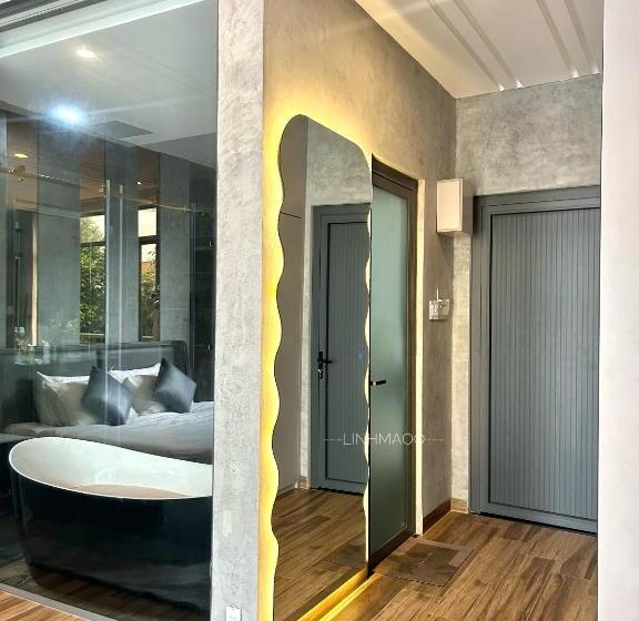 اتاق خانوادگی, Khánh Nguyễn Luxury Apartment, Balcony Street View, Large Bathtub