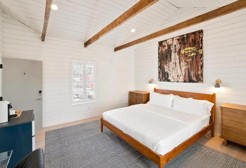 스위트 킹사이즈 침대, Boutique Room Steps From Downtown Mall Rose Jean   Room 4