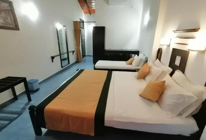 اتاق لوکس سه تخته, Dalawella Beach Resort