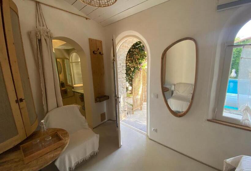 اتاق استاندارد با چشم‌انداز استخر, Le Patio Aux Oiseaux