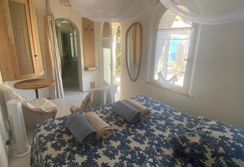 اتاق استاندارد با چشم‌انداز استخر, Le Patio Aux Oiseaux