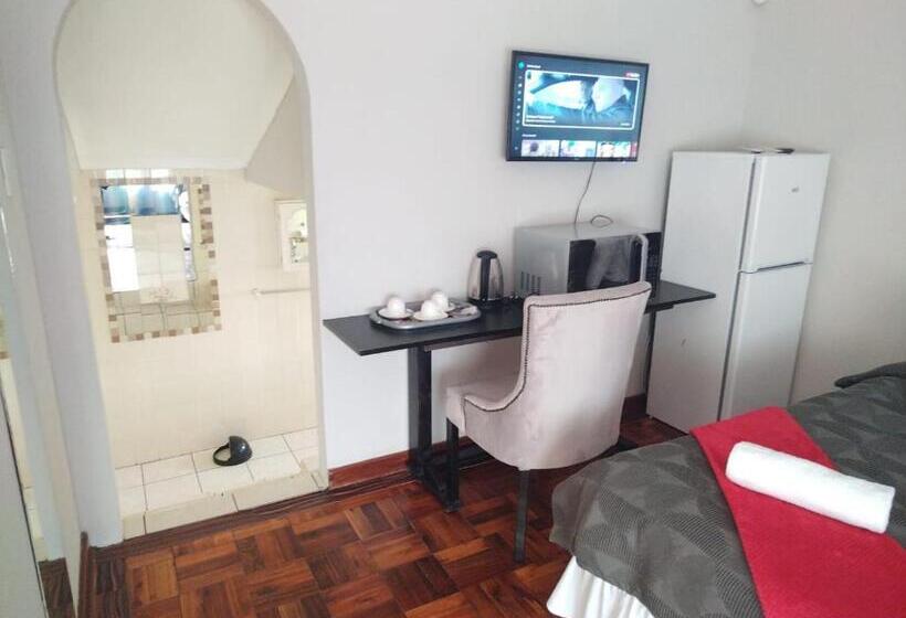 Стандартный Номер Кровать Кинг, Comrades Oasis Guest House