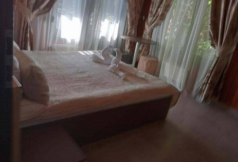 Четырехместный Номер Стандарт, Hillden Lodge &restaurant