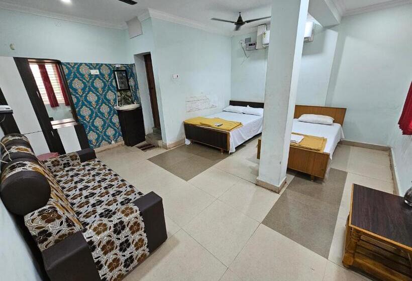 豪华三人间, Arunachala Guest House