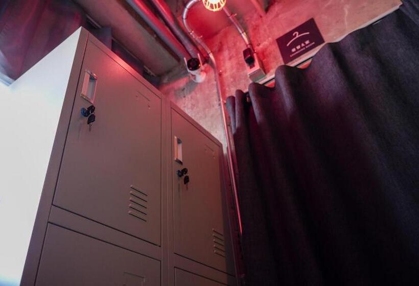 تختخواب در اتاق مشترک, Red Submarine