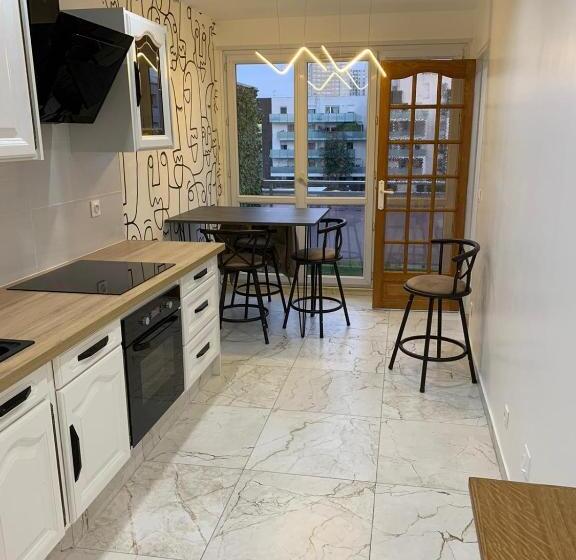 Family Suite, Chambre Privée Face Arrêt De Tram Proche Métro 5 Pablo Picasso, Chambres Individuelles , La Cuisine