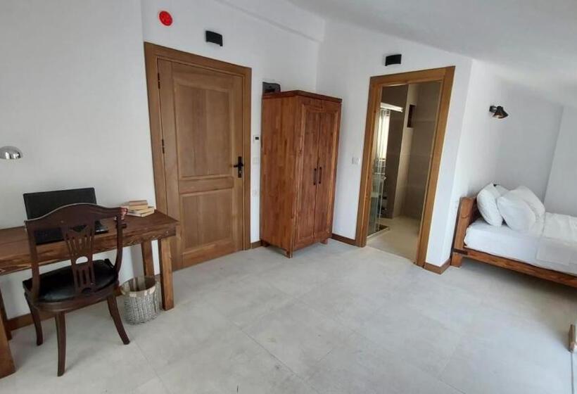 غرفة قياسية مطلّة علي البحر مزوَّدة بشُرفة, Seron Mountain House