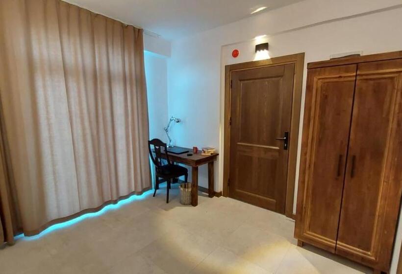 غرفة قياسية مزوَّدة بشُرفة, Seron Mountain House