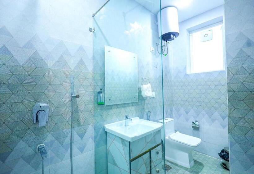 اتاق لوکس با تخت بزرگ, Clay Inn Hotel, Sohna Road, Sector 49, Gurugram