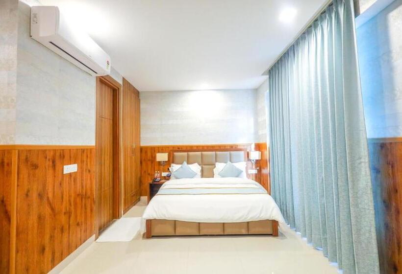 اتاق لوکس با تخت بزرگ, Clay Inn Hotel, Sohna Road, Sector 49, Gurugram