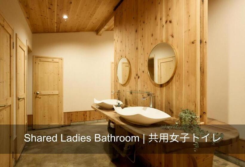 标准间, 自然人村