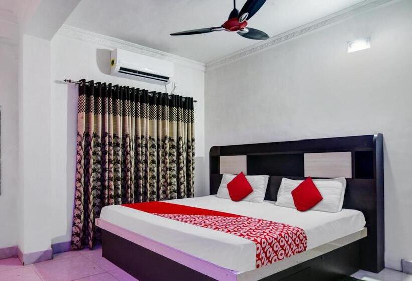 غرفة كلاسيكية ثلاثية, Super Oyo Aruna Banquet And Guest House
