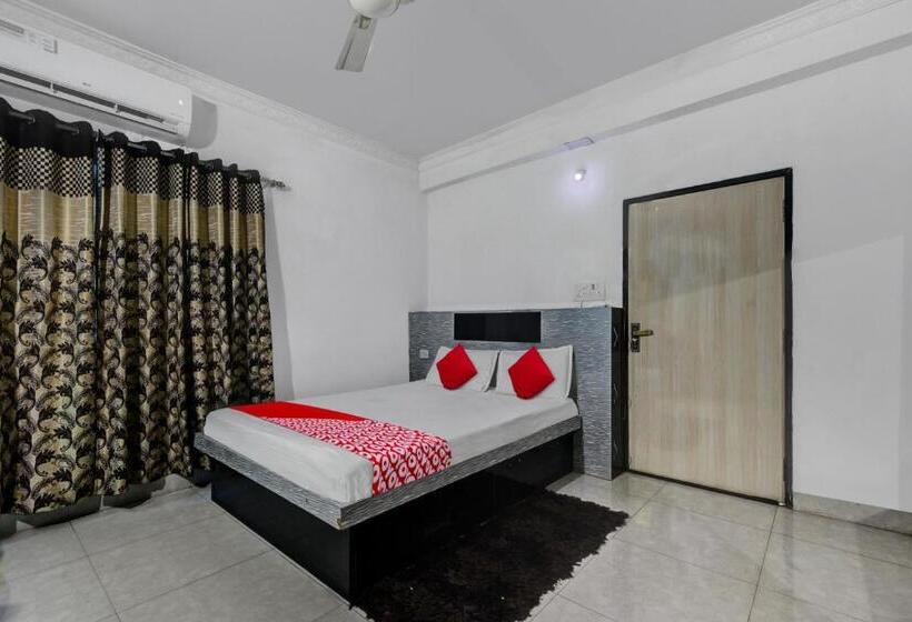غرفة كلاسيكية ثلاثية, Super Oyo Aruna Banquet And Guest House