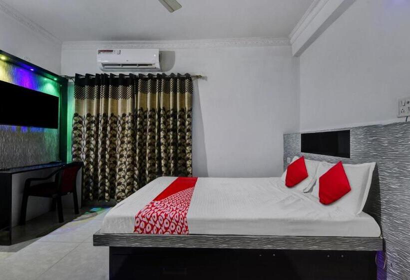 غرفة كلاسيكية ثلاثية, Super Oyo Aruna Banquet And Guest House