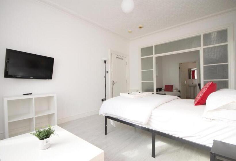 استودیو خانوادگی, Barton Beachside Apartments   Free Parking, Modern Chic, Central Beach Location, Some Sea Views   Fa
