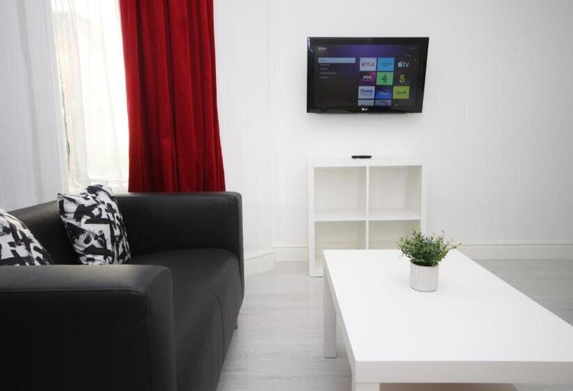 استودیو خانوادگی, Barton Beachside Apartments   Free Parking, Modern Chic, Central Beach Location, Some Sea Views   Fa