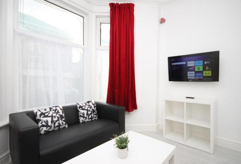 استودیو خانوادگی, Barton Beachside Apartments   Free Parking, Modern Chic, Central Beach Location, Some Sea Views   Fa