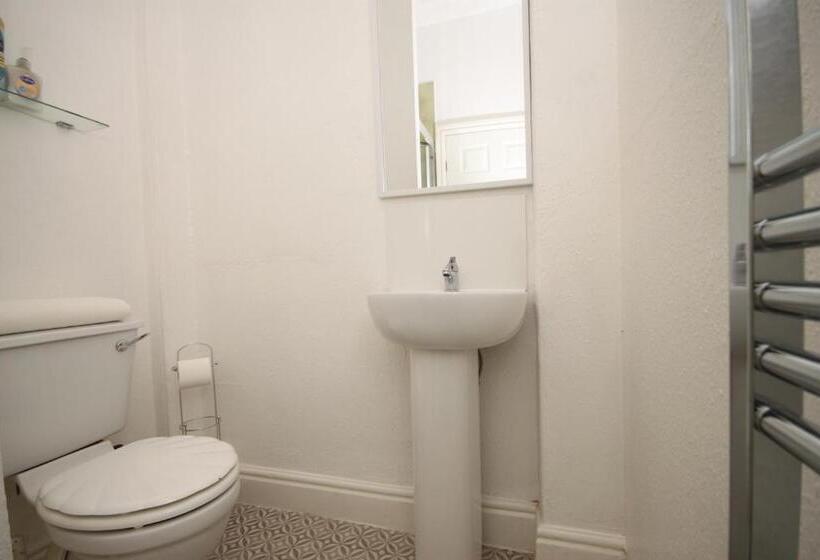 استودیو خانوادگی, Barton Beachside Apartments   Free Parking, Modern Chic, Central Beach Location, Some Sea Views   Fa