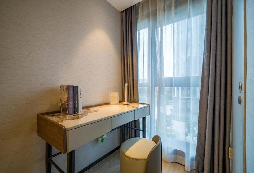 استودیوی استاندارد, Boston Executive Apartments
