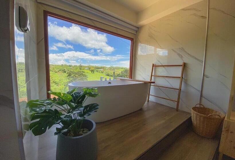 سوییت, Cirrus Valley Hill Resort