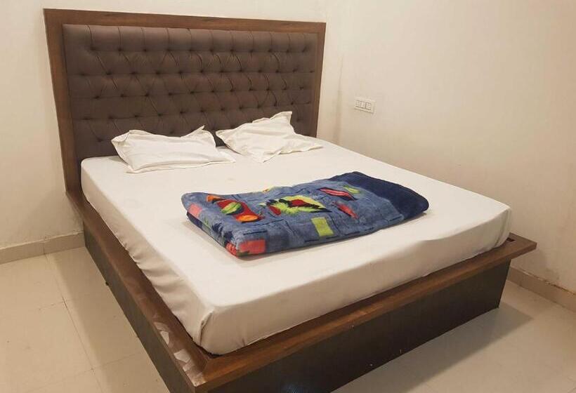 اتاق کلاسیک سه تخته, Oyo Flagship 81224 Hotel Stars