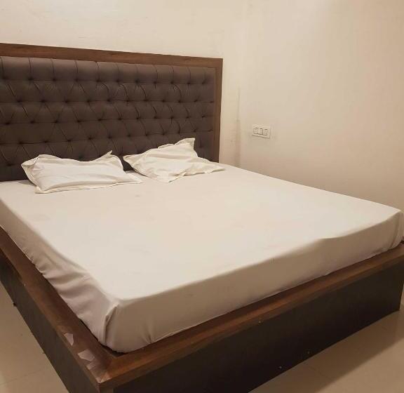 اتاق کلاسیک سه تخته, Oyo Flagship 81224 Hotel Stars