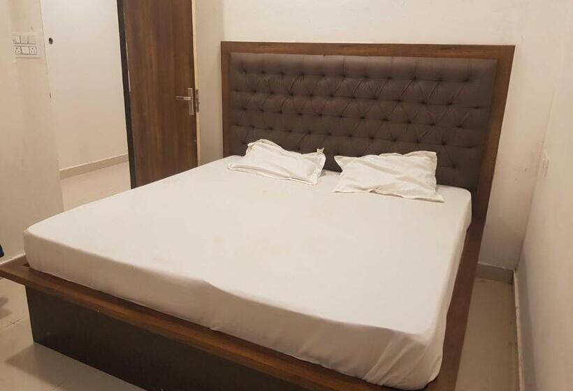 اتاق کلاسیک سه تخته, Oyo Flagship 81224 Hotel Stars