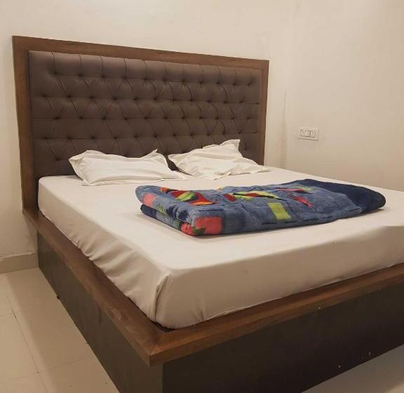 اتاق کلاسیک سه تخته, Oyo Flagship 81224 Hotel Stars