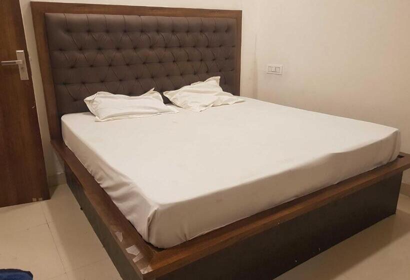 اتاق کلاسیک سه تخته, Oyo Flagship 81224 Hotel Stars