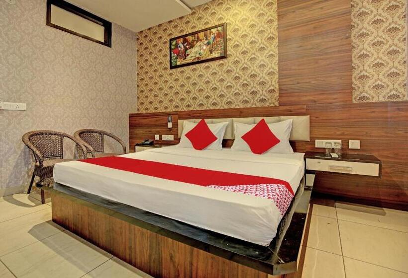 اتاق کلاسیک سه تخته, Oyo Flagship 81231 Hotel Seven