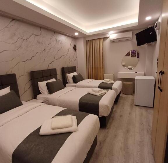 Economy Triple Room, White Palace Haliç