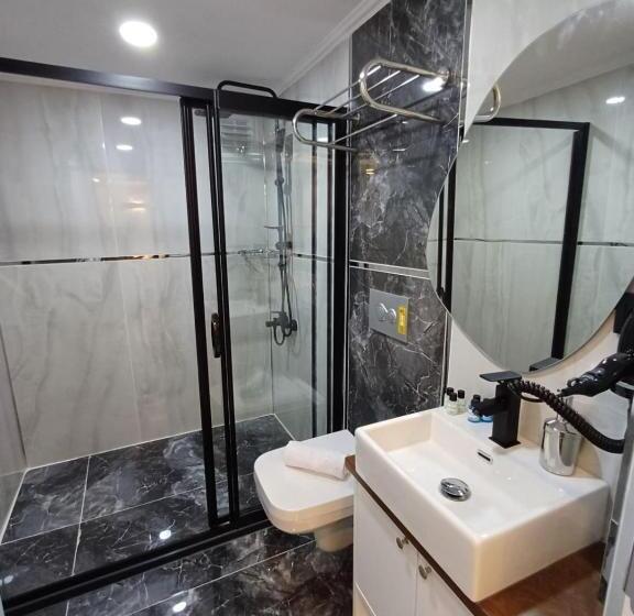 Economy Triple Room, White Palace Haliç