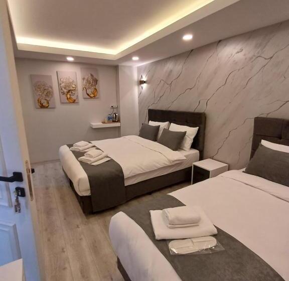 Economy Triple Room, White Palace Haliç