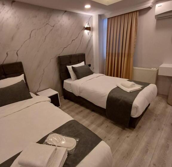 Economy Triple Room, White Palace Haliç