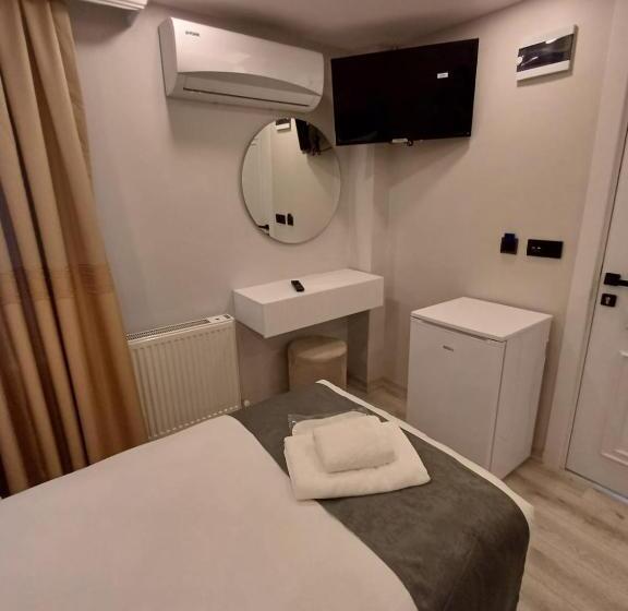 Economy Triple Room, White Palace Haliç