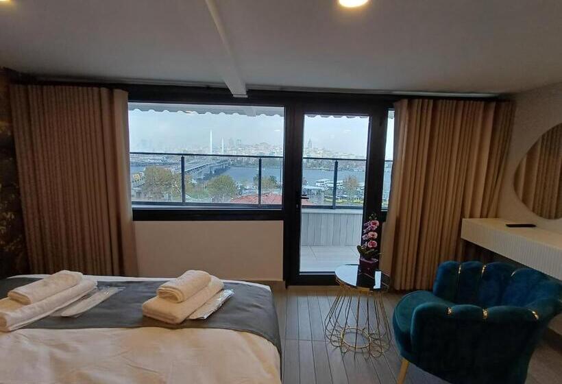 اتاق استاندارد با بالکن و چشم‌انداز دریا, White Palace Haliç