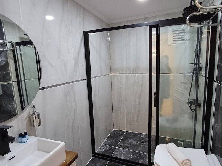 Economy Triple Room, White Palace Haliç