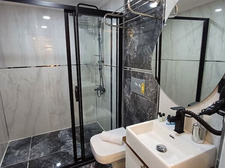 Economy Triple Room, White Palace Haliç