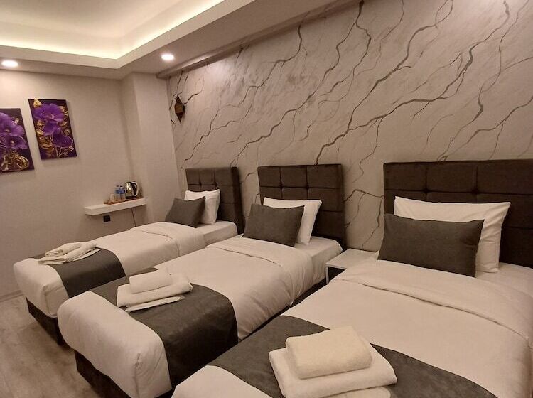 Economy Triple Room, White Palace Haliç