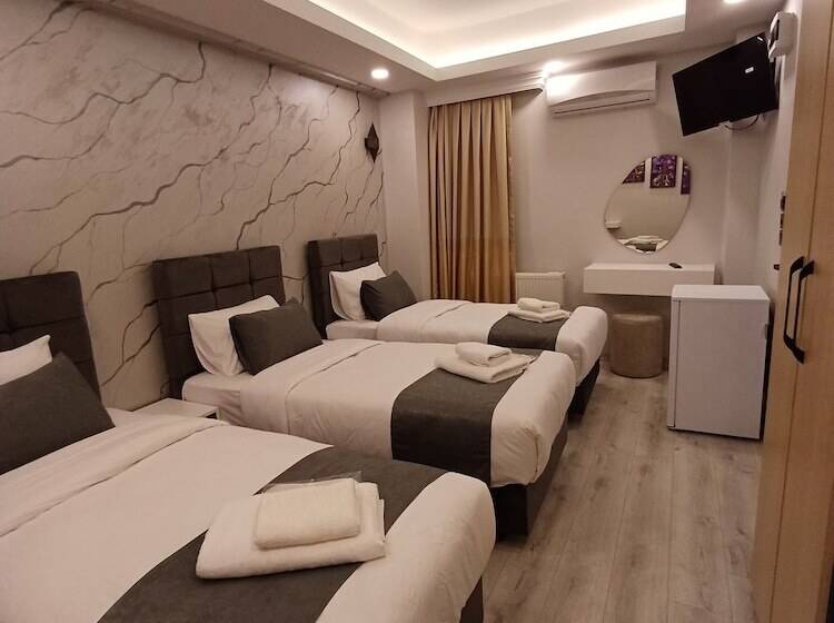 Economy Triple Room, White Palace Haliç
