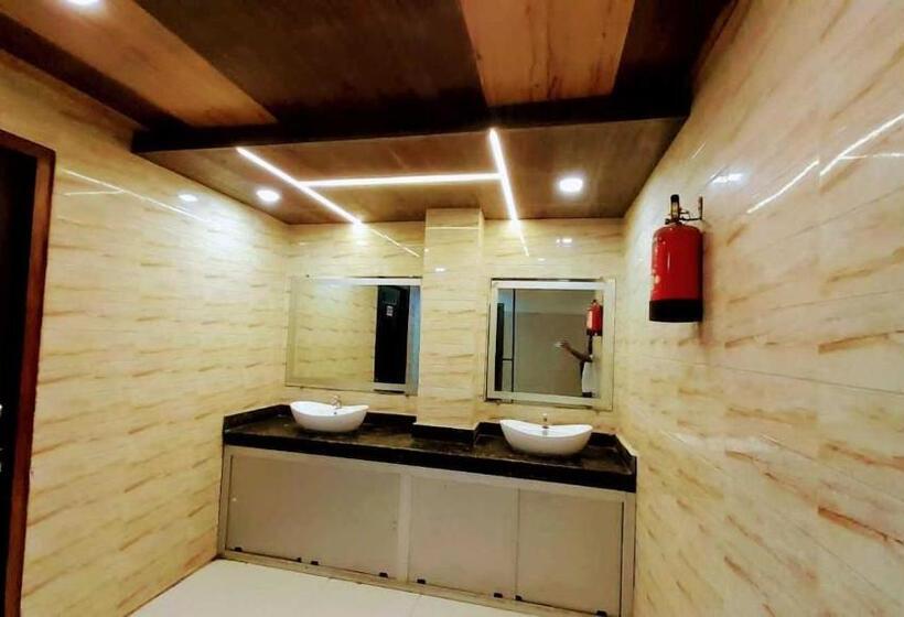 اتاق کلاسیک سه تخته, Oyo Rajeswari Continental