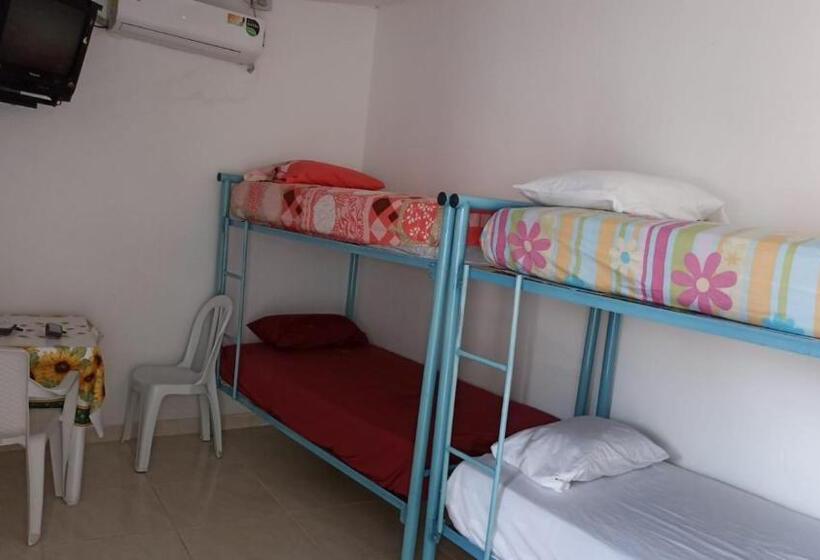 اتاق ساده سه‌ نفره, Hostal Kenndy